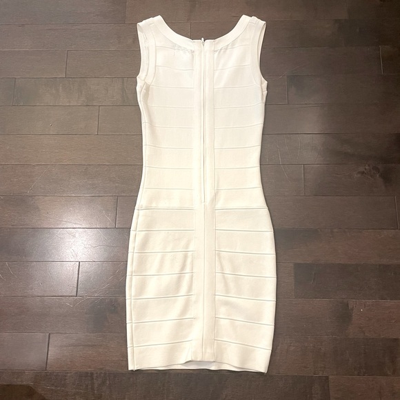 Bodycon white above knee sleeveless dress - Picture 2 of 4